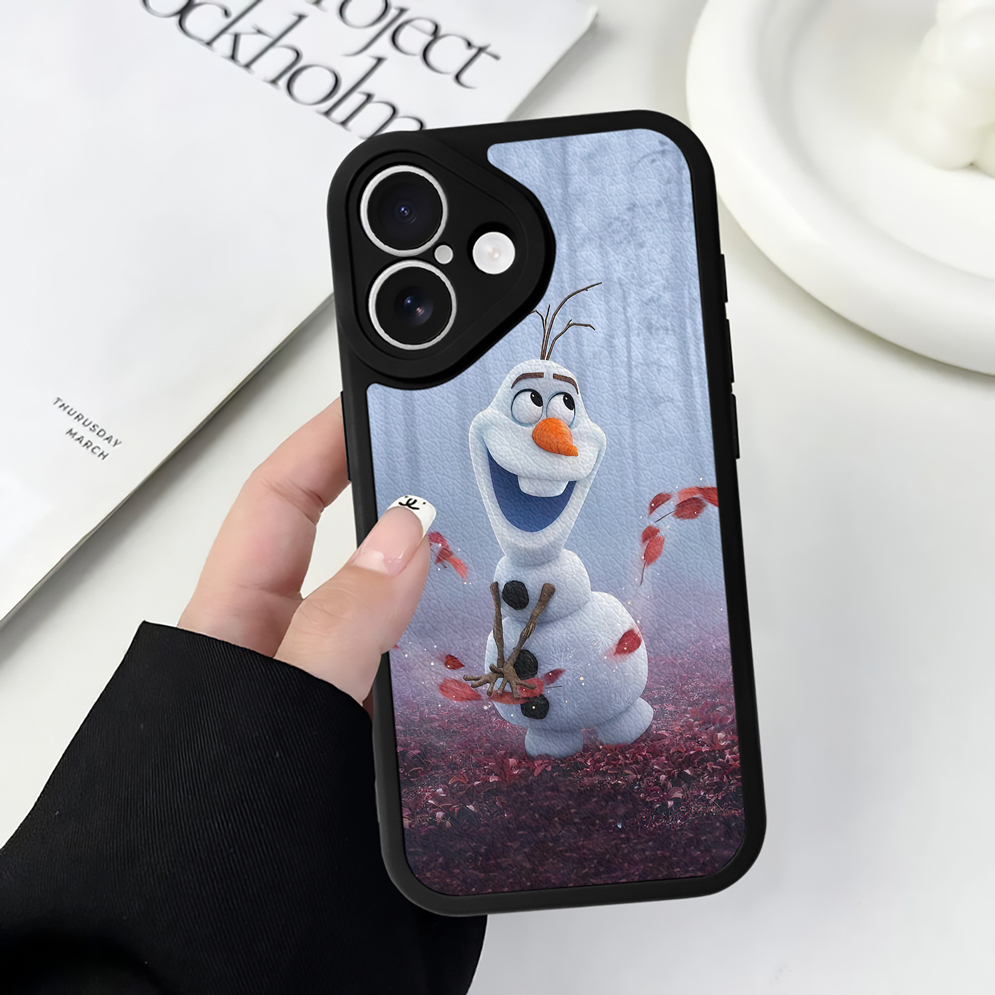 （画像用） アナと雪の女王 アンナ エルサ Frozen Anna Elsa 【iPhone 16シリーズ対応】シリコンスマホケース（レザー調） 材質：シリコン